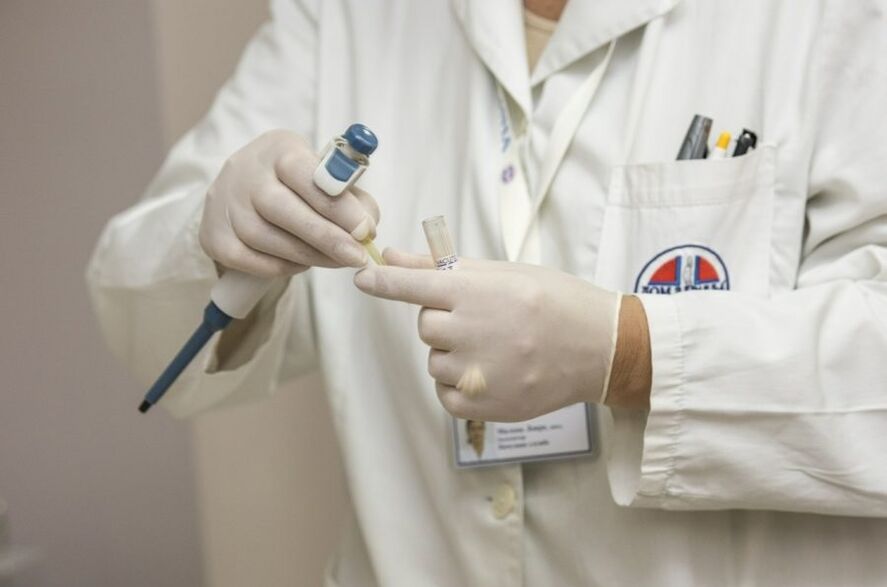 Doctor diagnoses human papillomavirus